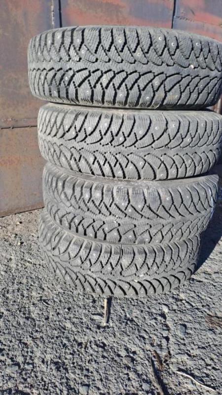 R13 : Продам  комплект зимних колес R13 на ВАЗовских дисках , все шипы на месте, Отбалансированы, пр - Орск
