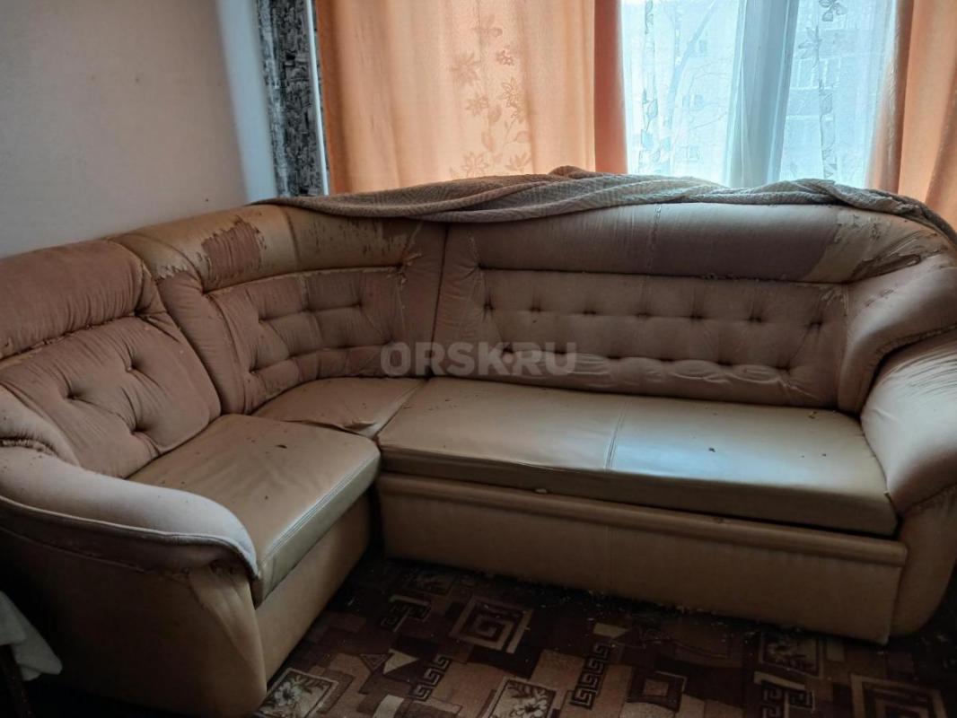 Продам диван б.у все целое только потёртости,нужна перетяжка,самоаызов,саморазбор. - Орск