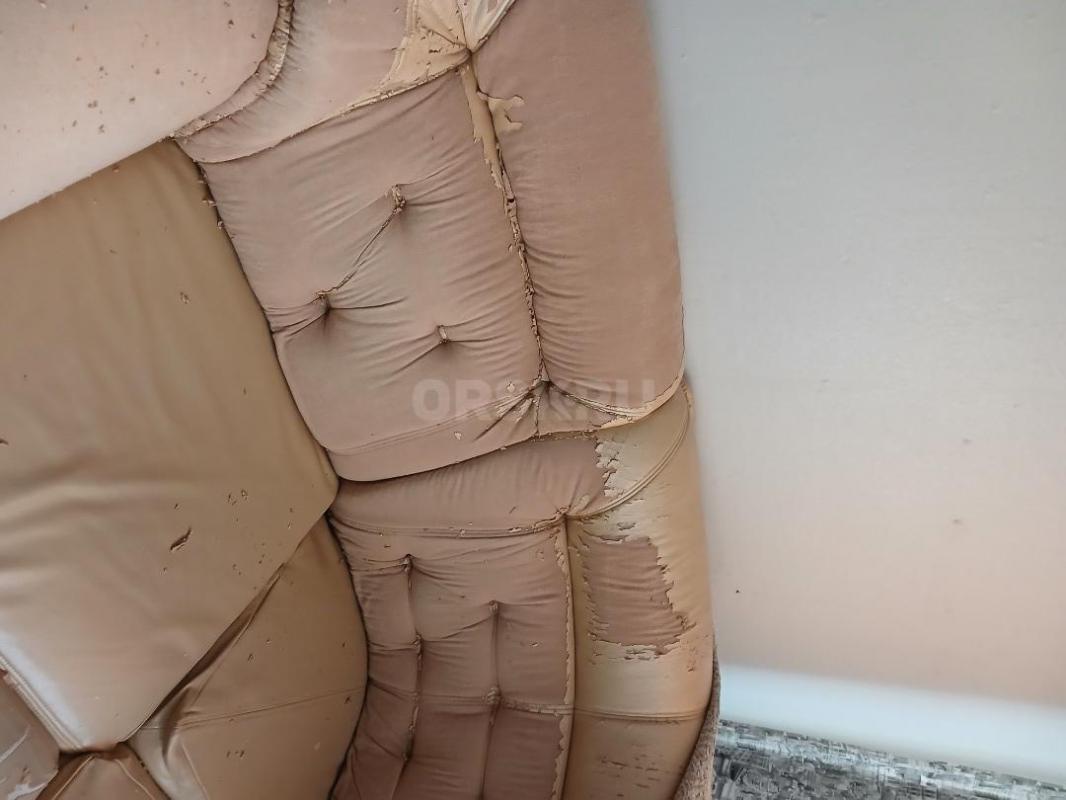 Продам диван б.у все целое только потёртости,нужна перетяжка,самоаызов,саморазбор. - Орск