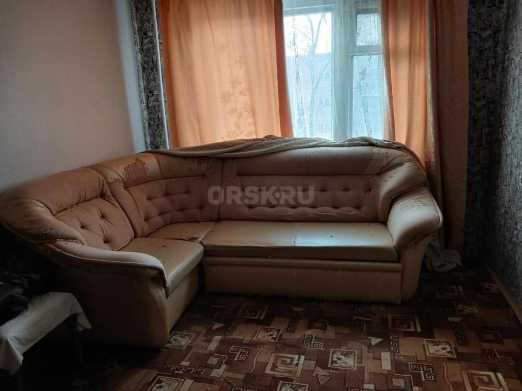 Продам диван б.у все целое только потёртости,нужна перетяжка,самоаызов,саморазбор. - Орск