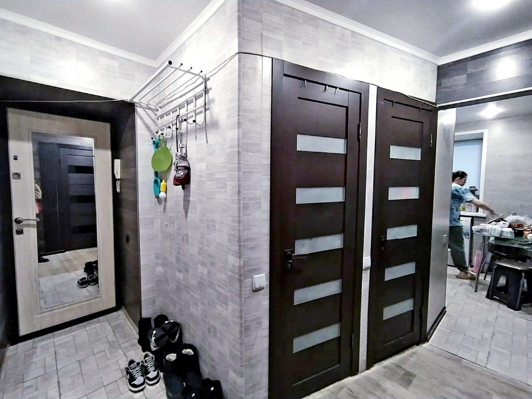 ПРОДАËТСЯ 2-Х КОМНАТНАЯ КВАРТИРА, В ЦЕНТРЕ ГОРОДА, НА 2 - ЭТАЖЕ, 5 - ТИ ЭТАЖНОГО КИРПИЧНОГО ДОМА, СО - Новотроицк