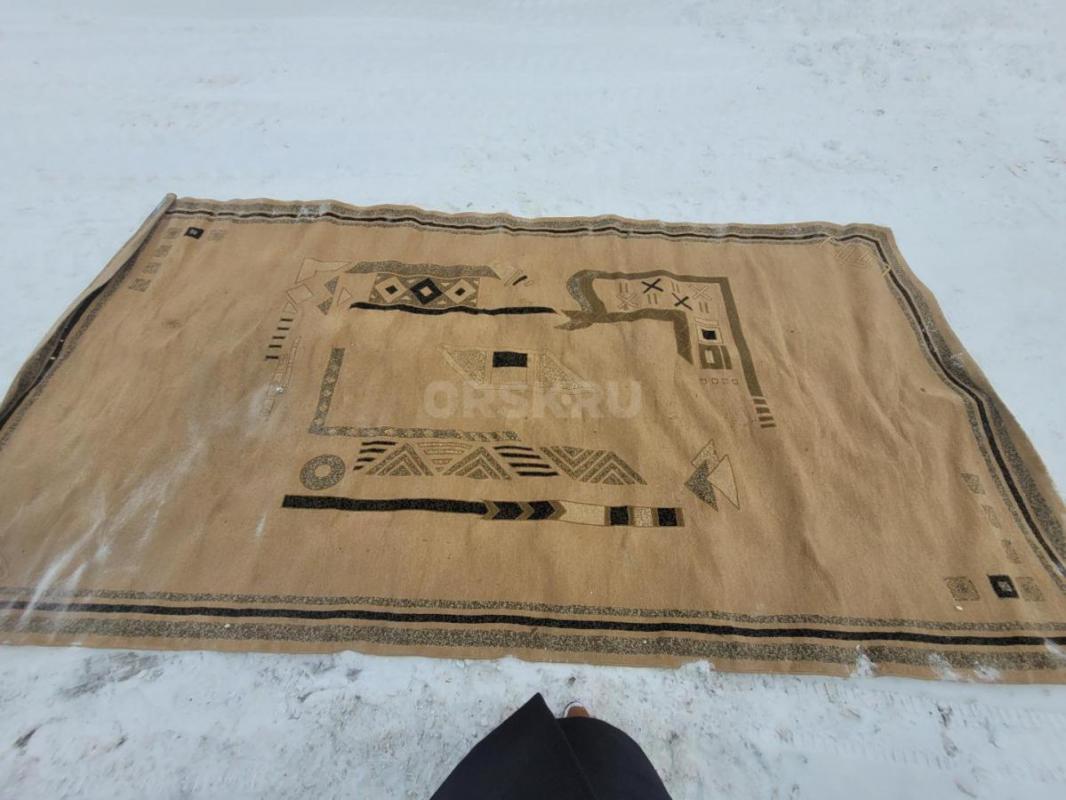 продам ковер чистый пользовались мало 5 м 2. 5 - Орск