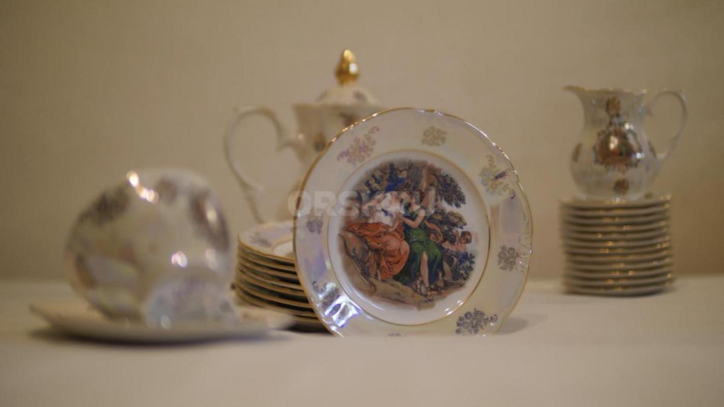 Мадонна - чайный сервиз на 12 персон, произв-во Kahla, ГДР, 55 предметов:
1) чайник доливной,
2) ч - Орск