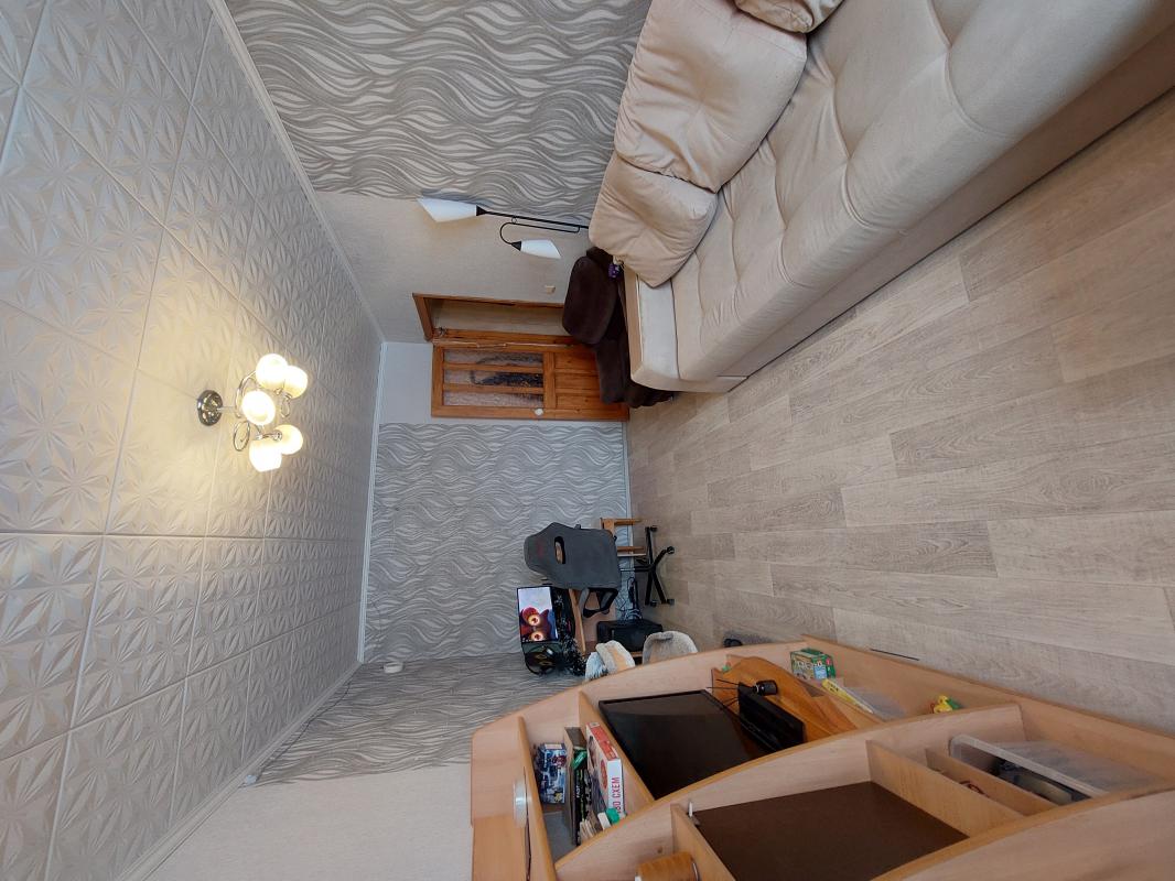 Продам 2-комнатную квартиру или обменяю на 1-комнатную+900000 рублей доплата, по адресу: г. - Новотроицк