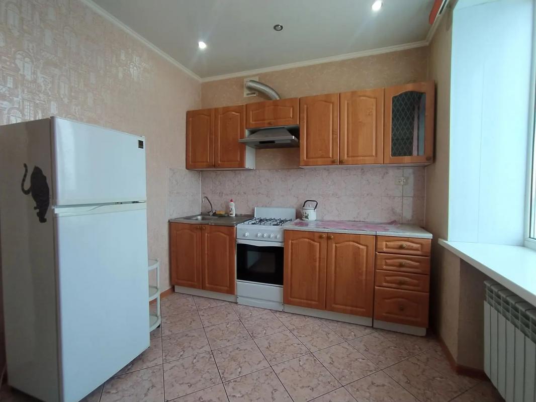 КОМНАТНАЯ КВАРТИРА, В ОДНОМ ИЗ ЭЛИТНЫХ ДОМОВ СТАРОГО ТИПА, 
ПО АДРЕСУ : Г. - Новотроицк