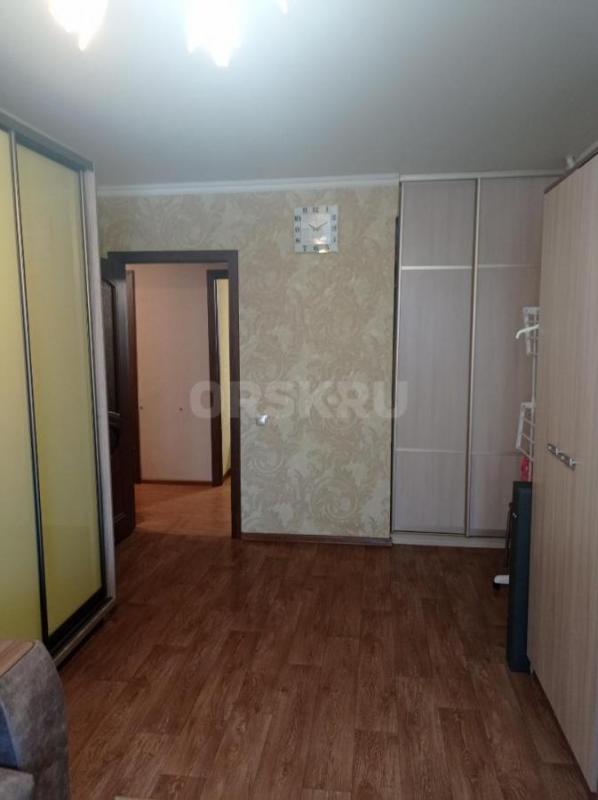 Продам 3-х комнатную квартиру,4 этаж, в отличном состоянии, квартира теплая, просторная, балкон заст - Орск