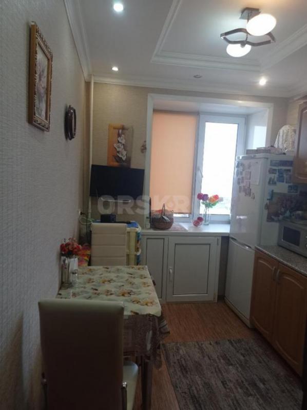 Продам 3-х комнатную квартиру,4 этаж, в отличном состоянии, квартира теплая, просторная, балкон заст - Орск