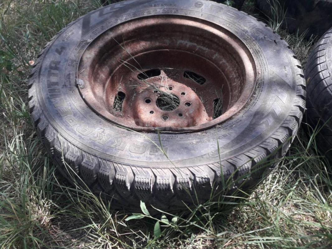 Диски диаметр примерно 32,3мм, вероятно R13 бу , стоят покрышки бу на выброс. - Орск