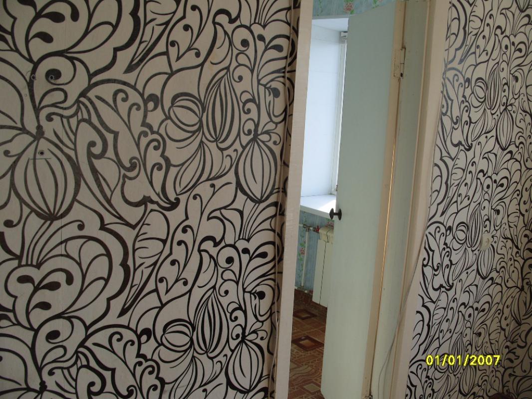 сдам  на длительный срок  трехкомнатную  квартиру -маломерку, очень теплая , есть  диван , холодильн - Новотроицк