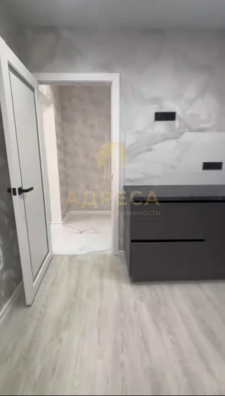 В продаже евро 3-ка, кухня-гостиная 21  кв м, 2 спальни,  раздельный с/у,  из мебели - кухня в 3 уро - Оренбург