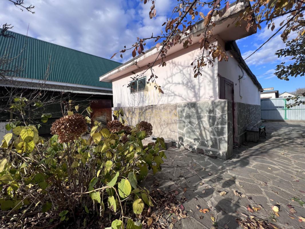 Продаётся 2-х этажный дом с земельным участком площадью 9 соток. - Кувандык