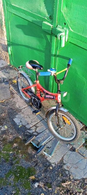 Продам детский велосипед, колеса на 16,покрышки практически новые, есть дополнительные боковые колес - Орск