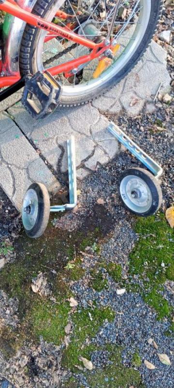 Продам детский велосипед, колеса на 16,покрышки практически новые, есть дополнительные боковые колес - Орск