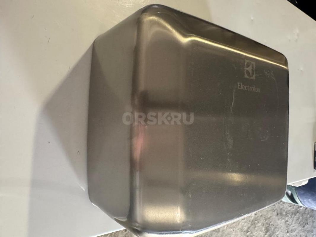 Продам сушилку для рук в отличном и рабочем состоянии.цена 6000₽ - Орск