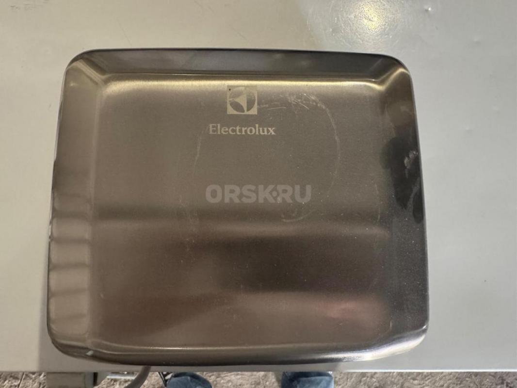 Продам сушилку для рук в отличном и рабочем состоянии.цена 6000₽ - Орск