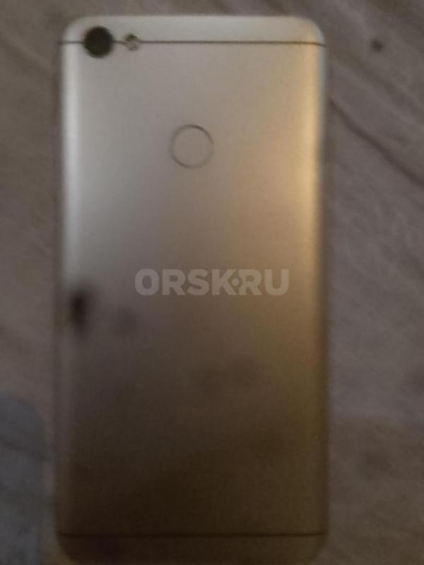 Продам телефон, в около идеальном состоянии, без дефектов, в комплекте новое защитное стекло, чехол, - Орск