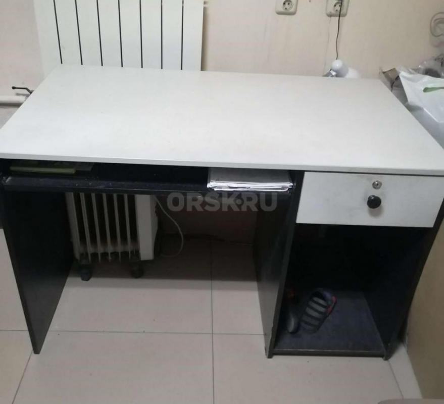 Продам офисную мебель (стол, шкаф, стулья), б/у в хорошем состоянии, цвет серебристый. - Орск