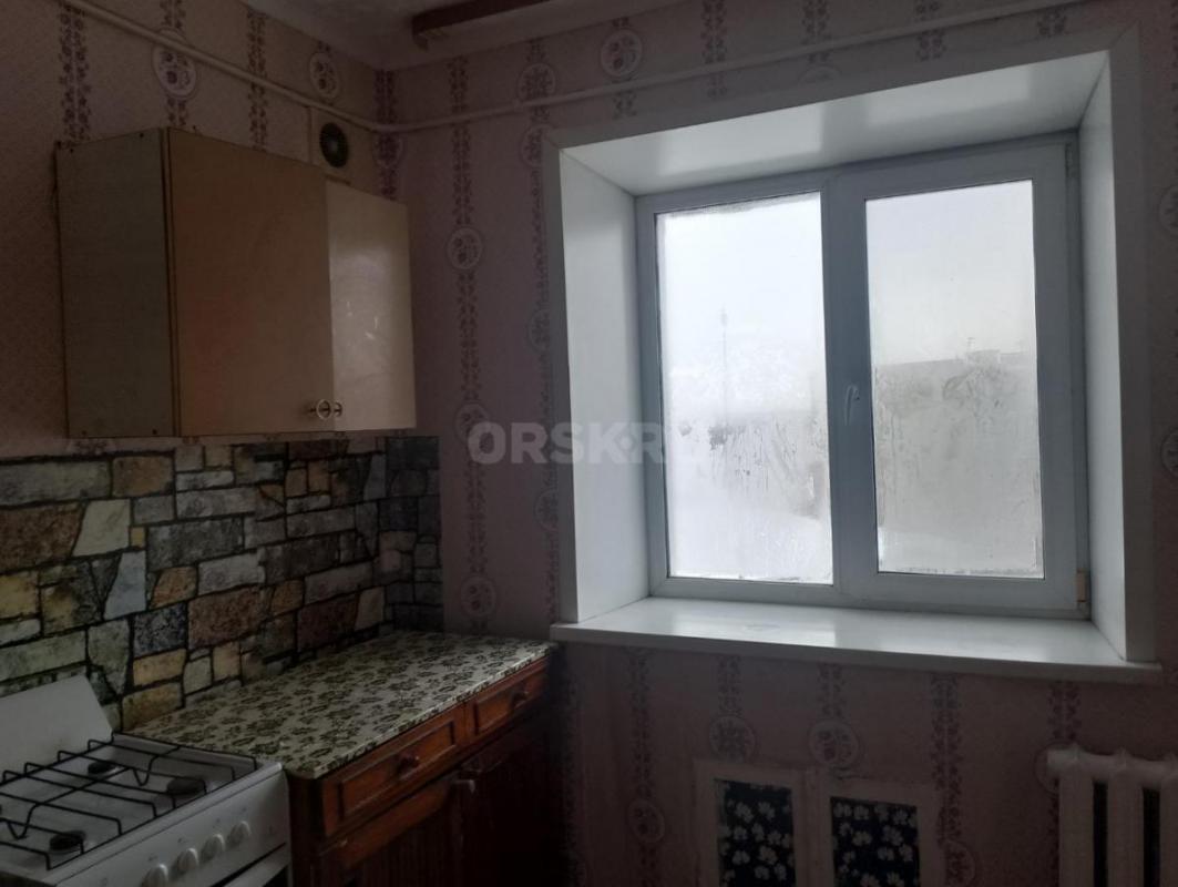 Сдается квартира 5/5, Комарова 20, рядом женская консультация, магазины,школы,дет.сады,парк Северный - Орск