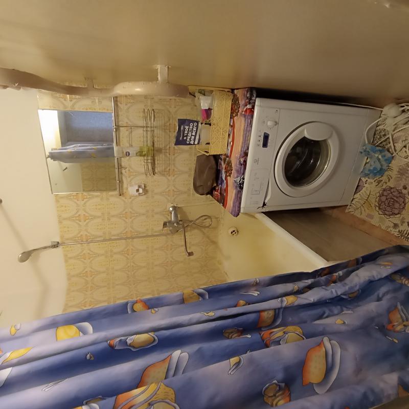 Продаю квартиру с раздельными ходами и видом из кна на разные стороны дома, Окна пластиковые, балкон - Новотроицк