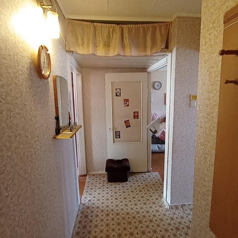 Продаю квартиру с раздельными ходами и видом из кна на разные стороны дома, Окна пластиковые, балкон - Новотроицк