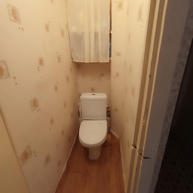 Продаю квартиру с раздельными ходами и видом из кна на разные стороны дома, Окна пластиковые, балкон - Новотроицк