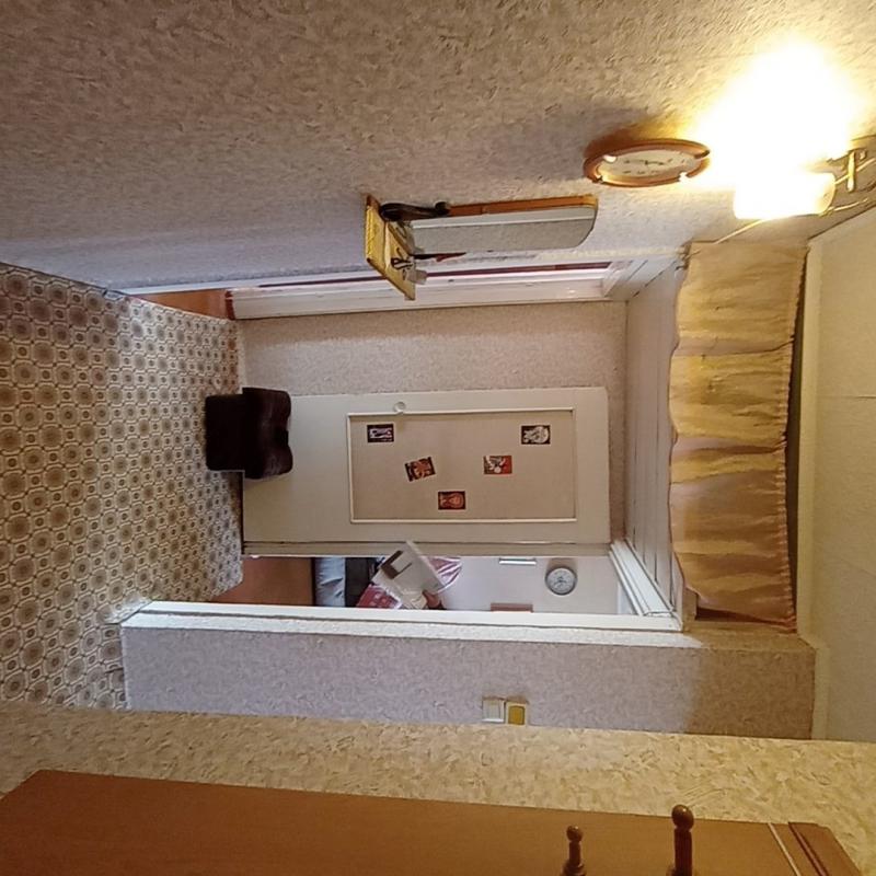 Продаю квартиру с раздельными ходами и видом из кна на разные стороны дома, Окна пластиковые, балкон - Новотроицк