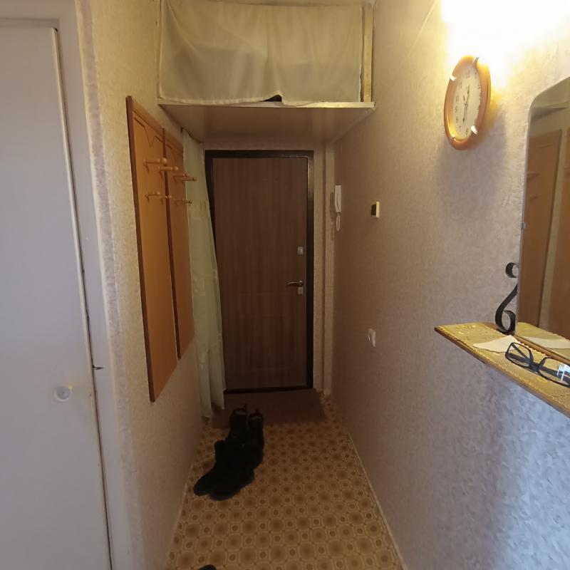 Продаю квартиру с раздельными ходами и видом из кна на разные стороны дома, Окна пластиковые, балкон - Новотроицк