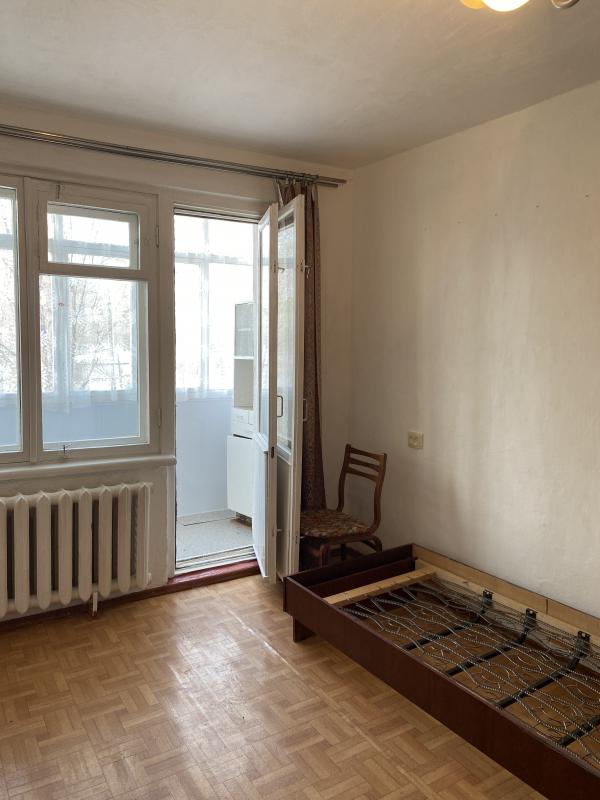 Продаётся 2-х комнатная квартира с раздельными ходами на втором этаже  пяти этажного дома. - Новотроицк