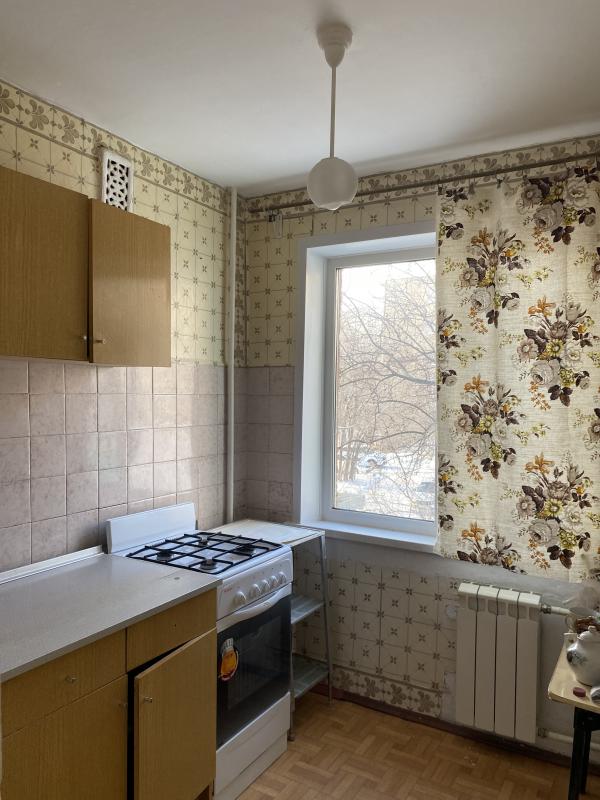 Продаётся 2-х комнатная квартира с раздельными ходами на втором этаже  пяти этажного дома. - Новотроицк