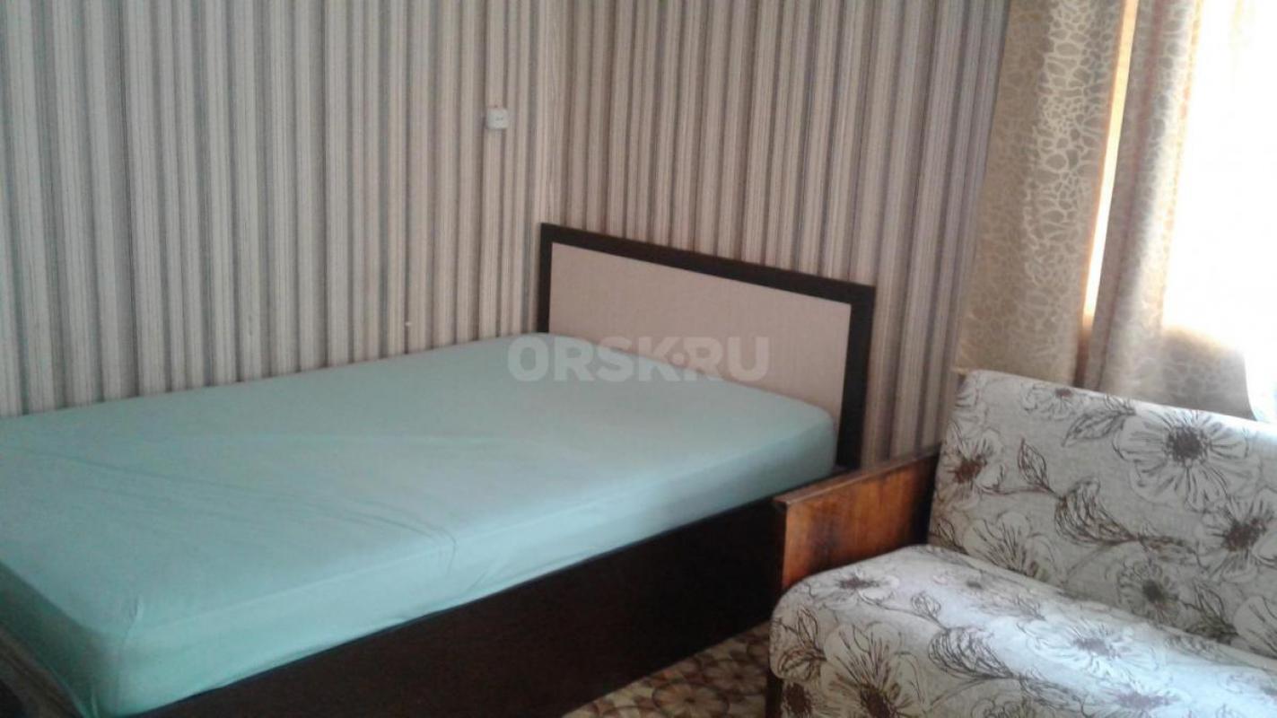 Сдам однокомнатную квартиру на втором этаже с застекленным балконом по пр. - Орск