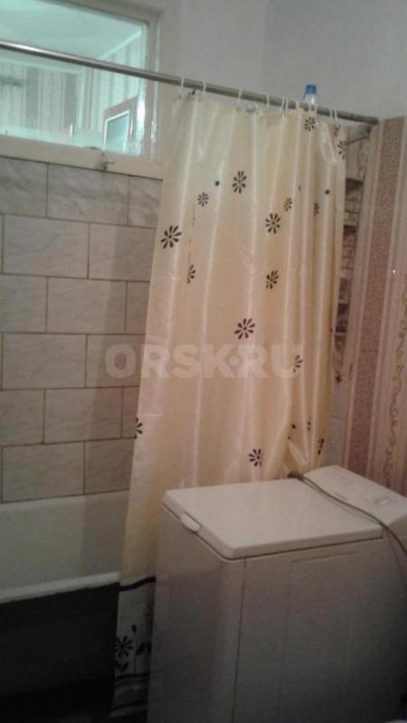 Сдам однокомнатную квартиру на втором этаже с застекленным балконом по пр. - Орск