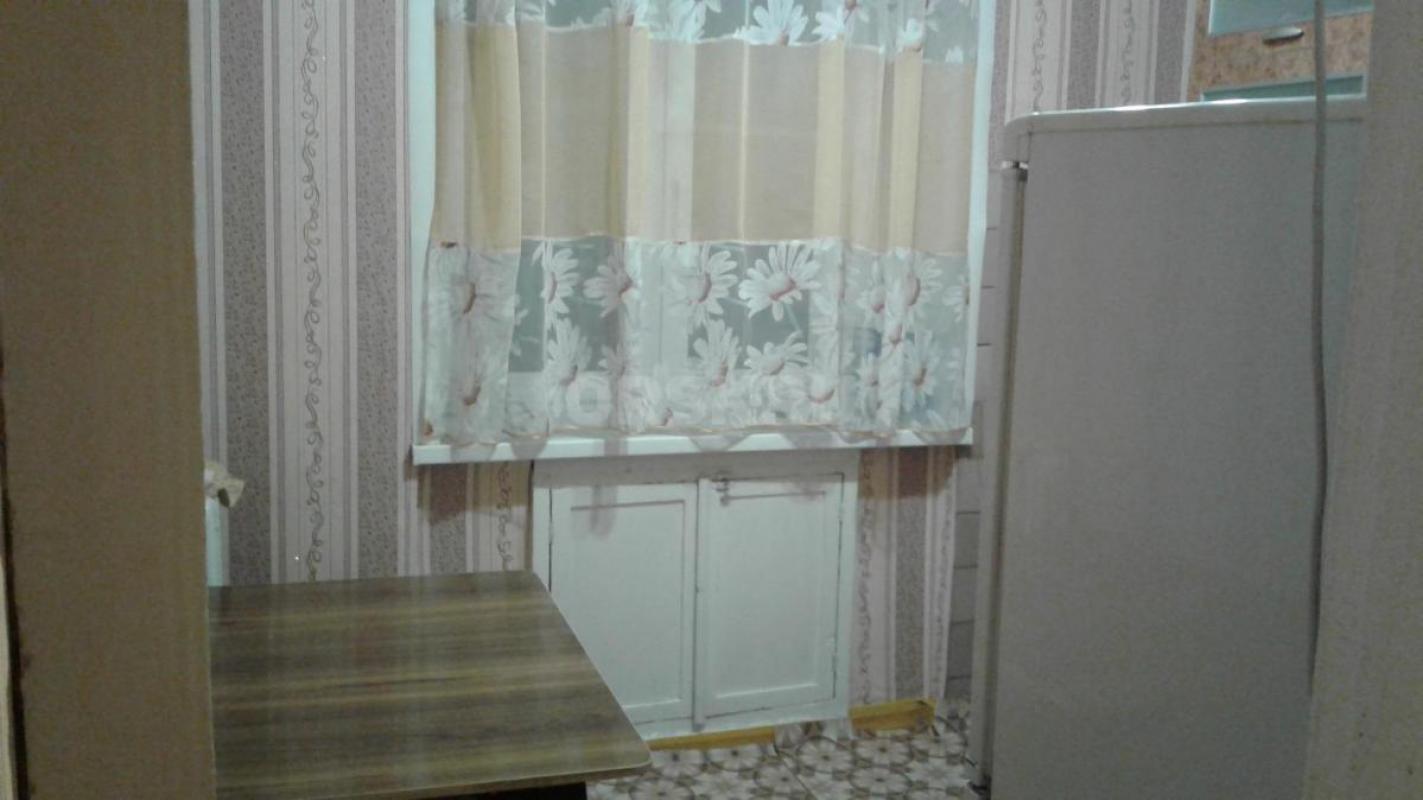 Сдам однокомнатную квартиру на втором этаже с застекленным балконом по пр. - Орск