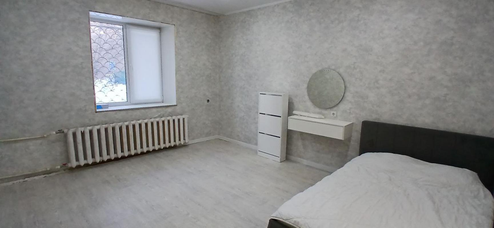 Продаётся однокомнатная квартира старого типа , г. - Новотроицк