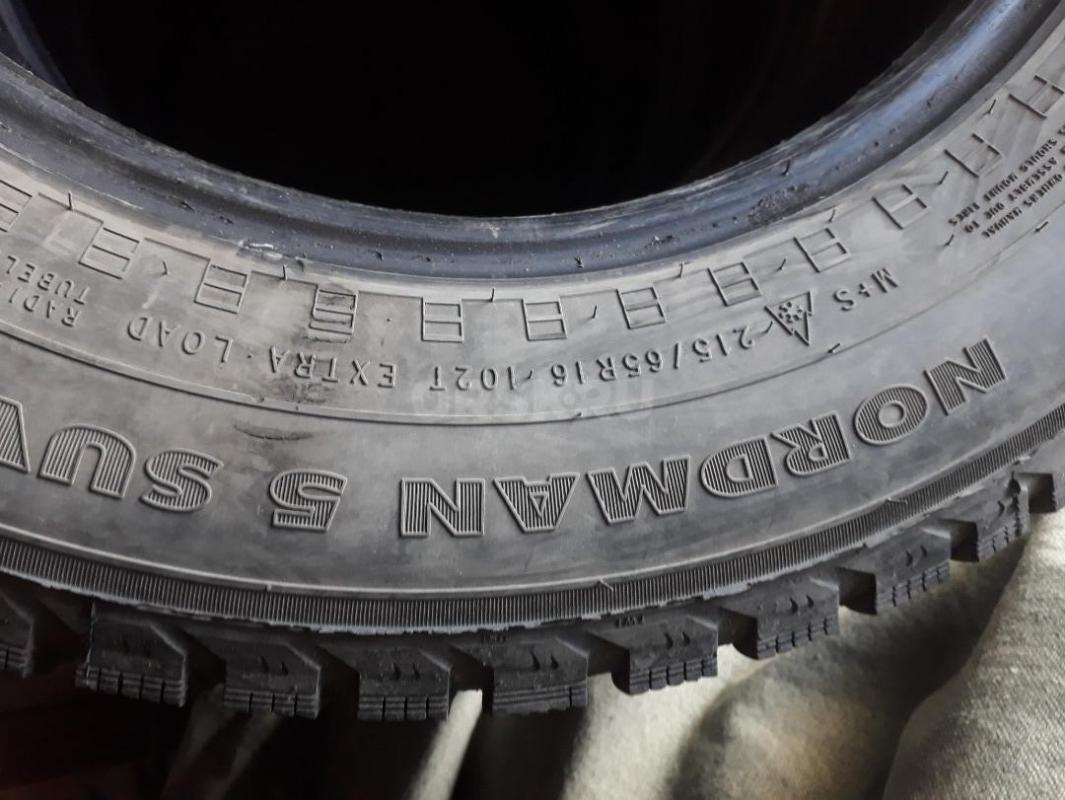 Зимние шины 215/65 R16 в нормальном состоянии, два баллона Nokian Nordman 5 215/65 R16 и два баллона - Орск