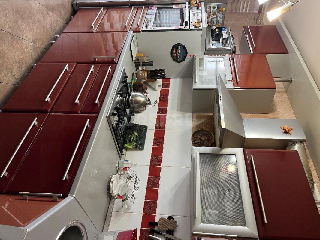 Продам кухонный гарнитур красного цвета в отличном состоянии. - Орск