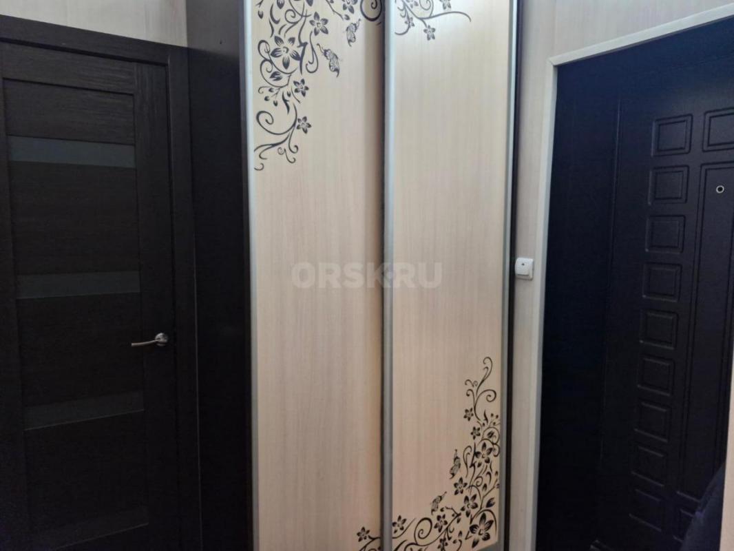 Продам 1 комнатную квартиру, состояние хорошее, высокие потолки (3.5 м). - Орск