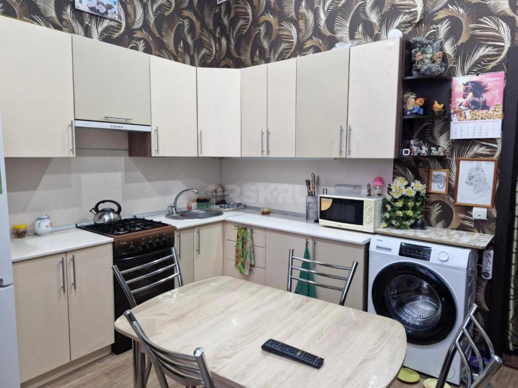 Продам 1 комнатную квартиру, состояние хорошее, высокие потолки (3.5 м). - Орск