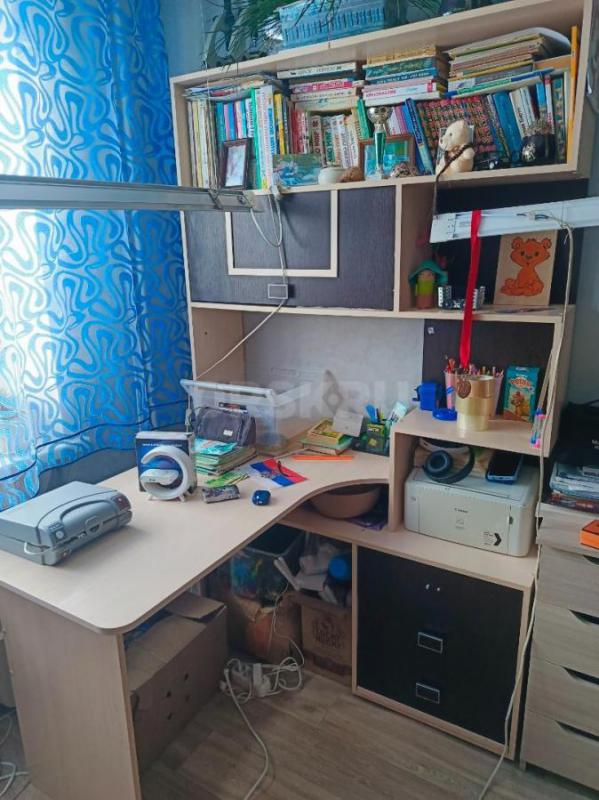 Продам детскую мебель: двухъярусную кровать с матрасами, шкаф, угловой письменный стол с полками. - Орск