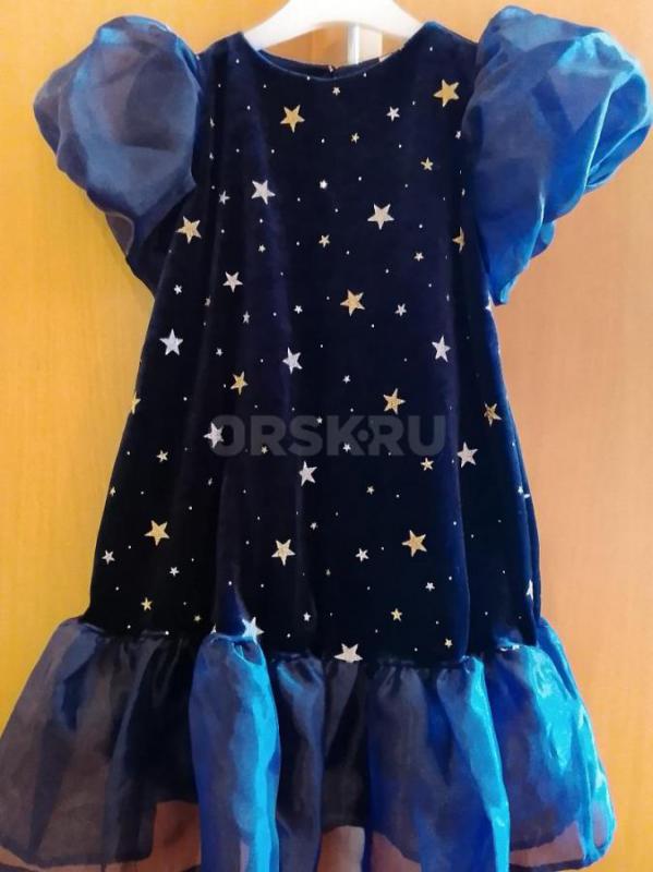 Продаются нарядные платья для девочки: сиреневое платье (размер 110 см) - 1200 рублей, платье со зве - Орск