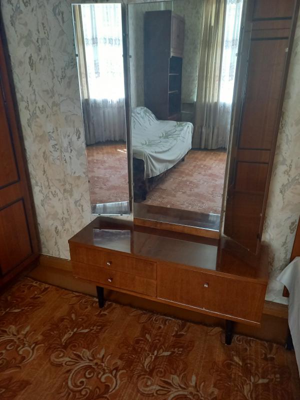 Отдам даром мебель б/у: шифоньер,  трельяж, журнальный столик, шкафы (плательные, кухонные, сервант) - Новотроицк