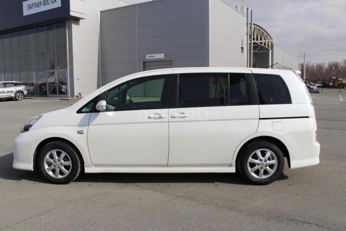 продаю надежный, экономичный, вместительный, семиместный, семейный автомобиль Тойота Исис 2012 года - Орск