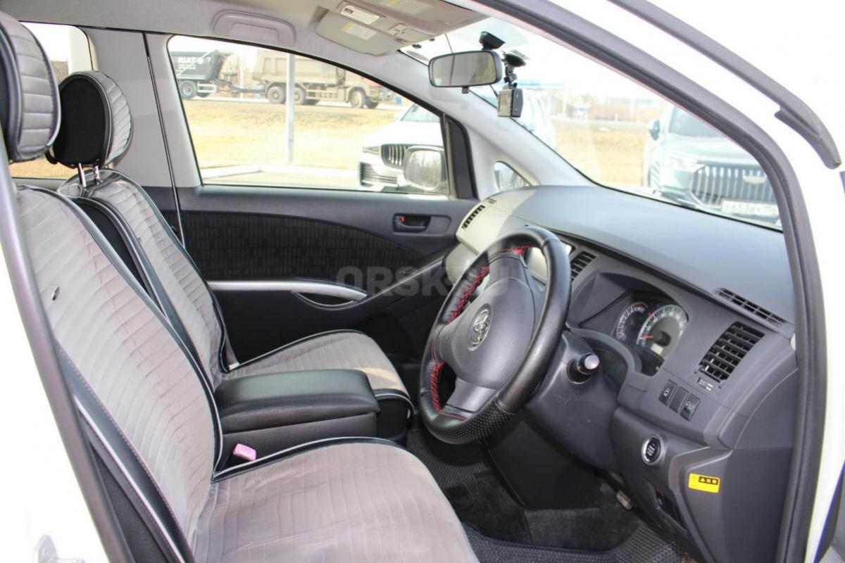 продаю надежный, экономичный, вместительный, семиместный, семейный автомобиль Тойота Исис 2012 года - Орск