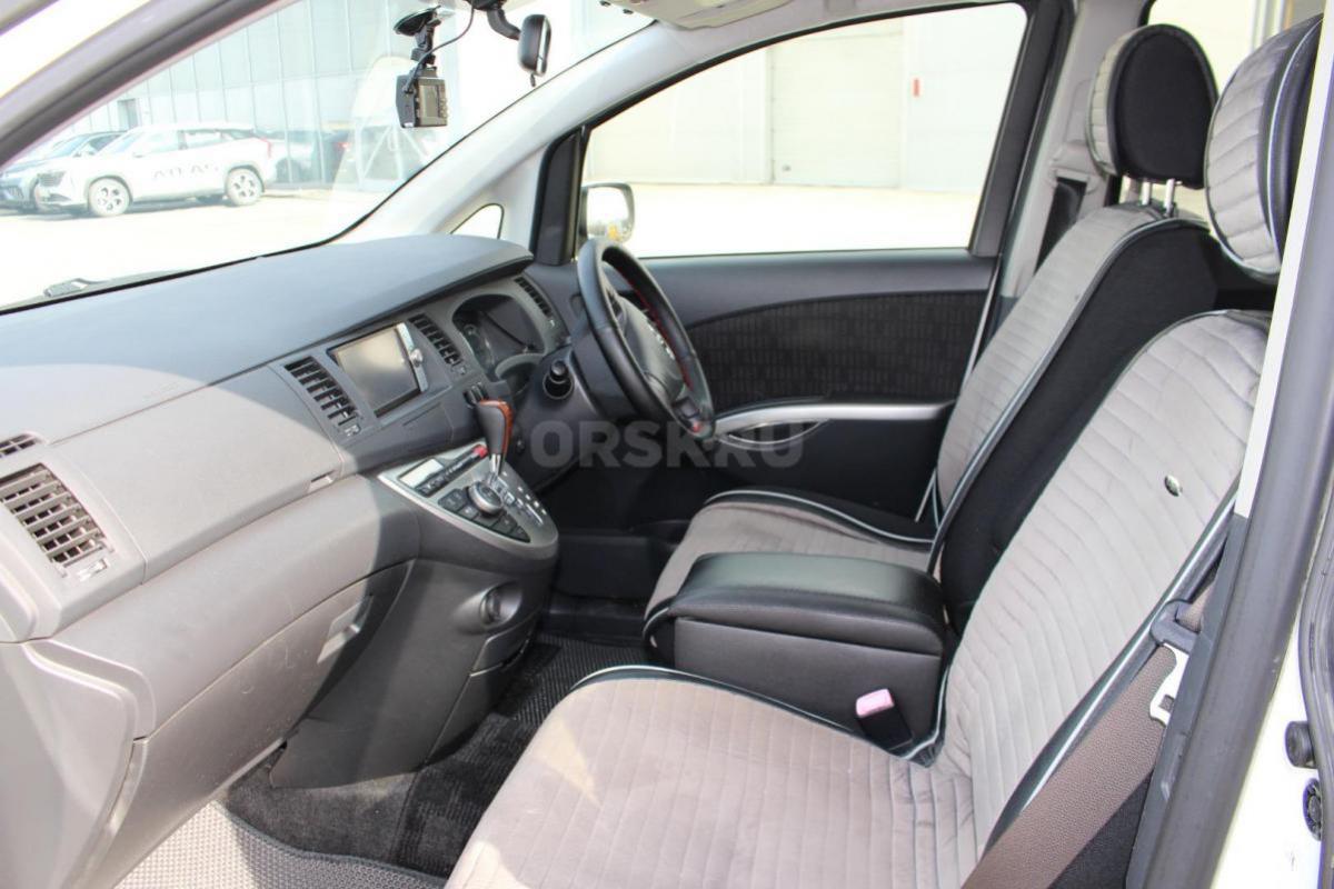 продаю надежный, экономичный, вместительный, семиместный, семейный автомобиль Тойота Исис 2012 года - Орск