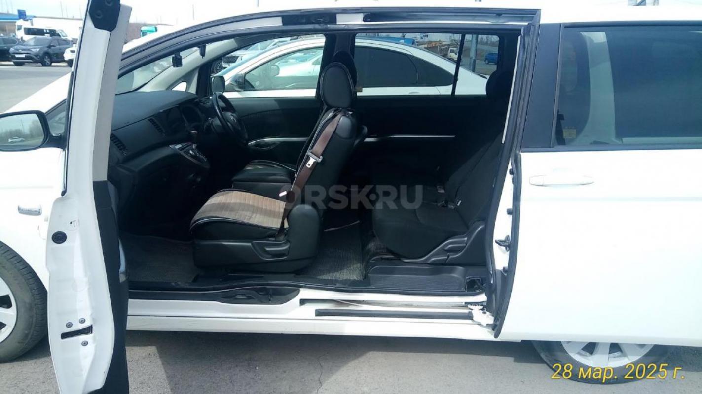 продаю надежный, экономичный, вместительный, семиместный, семейный автомобиль Тойота Исис 2012 года - Орск