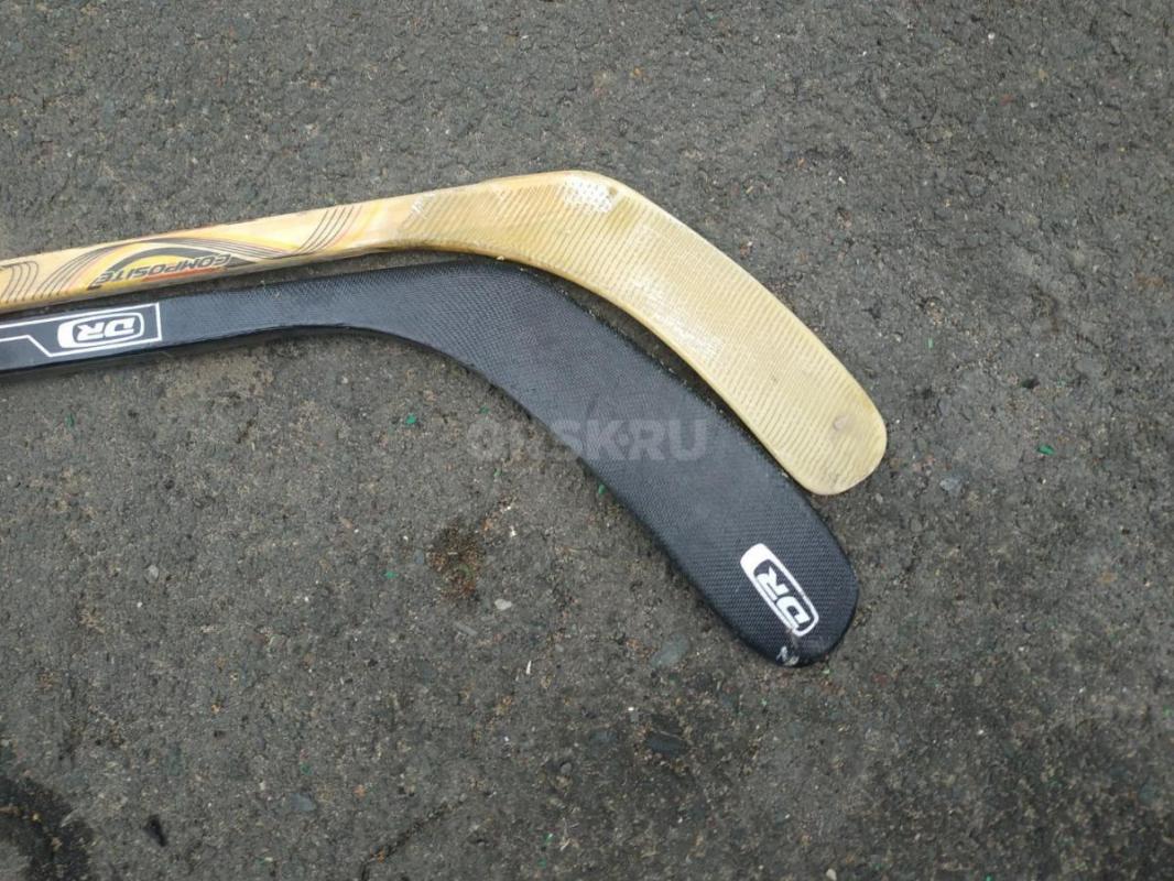Продам 2 хоккейные клюшки, взрослая и детская, играли очень мало, за обе всего 1500 руб. - Орск