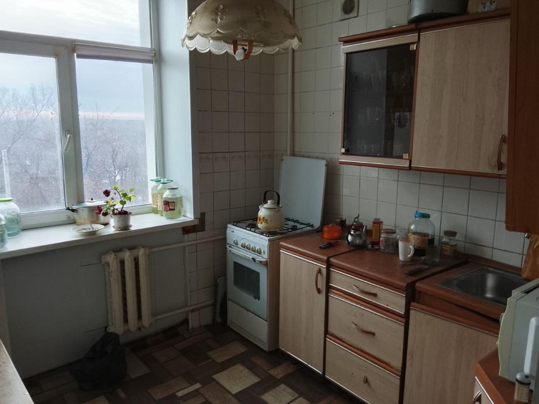 2 комнатная квартира
3/4 этаж
частично с ремонтом, состояние жилое
окна пластик, 
потолок 2.8 м
Расс - Новотроицк