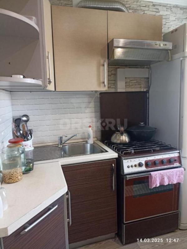 Сдадим двухкомнатную квартиру в центре города по адресу проспект Ленина 21 второй этаж ,лоджия засте - Орск