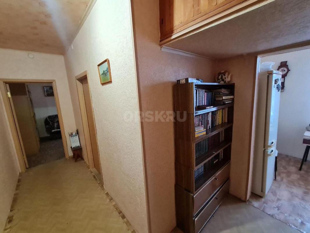 Продам просторную 3-х комнатную квартиру, расположенную на 2-м этаже добротного 2-х этажного дома по - Орск