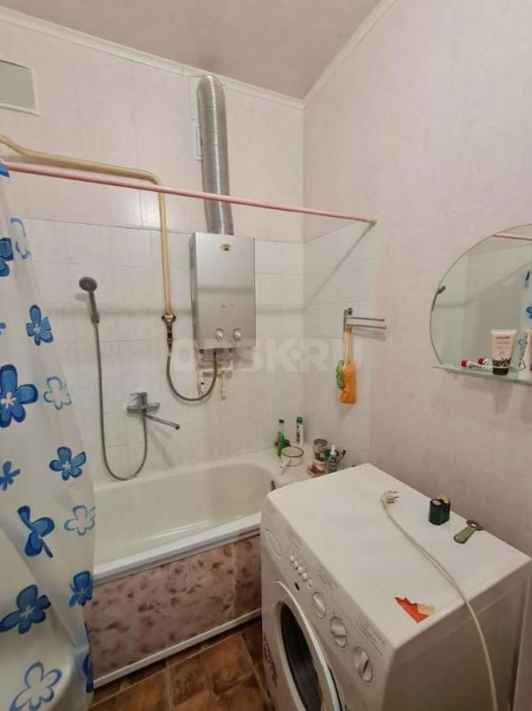 Продам просторную 3-х комнатную квартиру, расположенную на 2-м этаже добротного 2-х этажного дома по - Орск