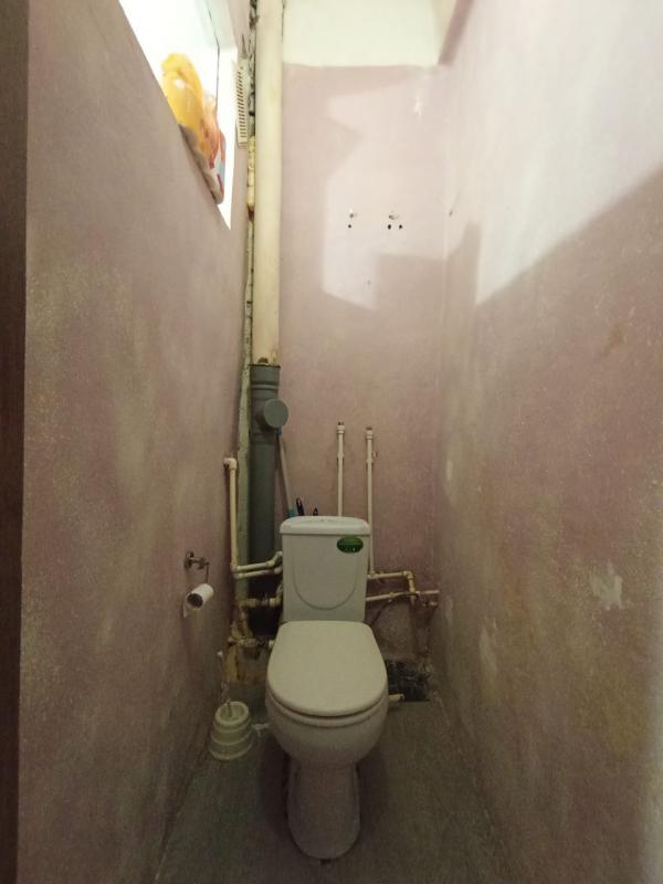 В продаже большая 2-комнатная квартира старого типа по адресу:  г. - Новотроицк